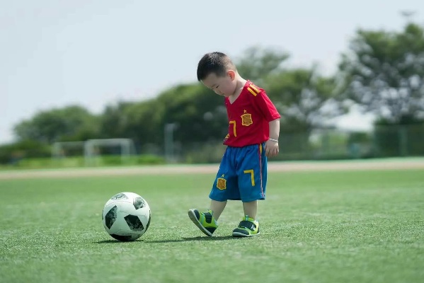 小学一年级足球（小学一年级足球鞋应该怎么选择）